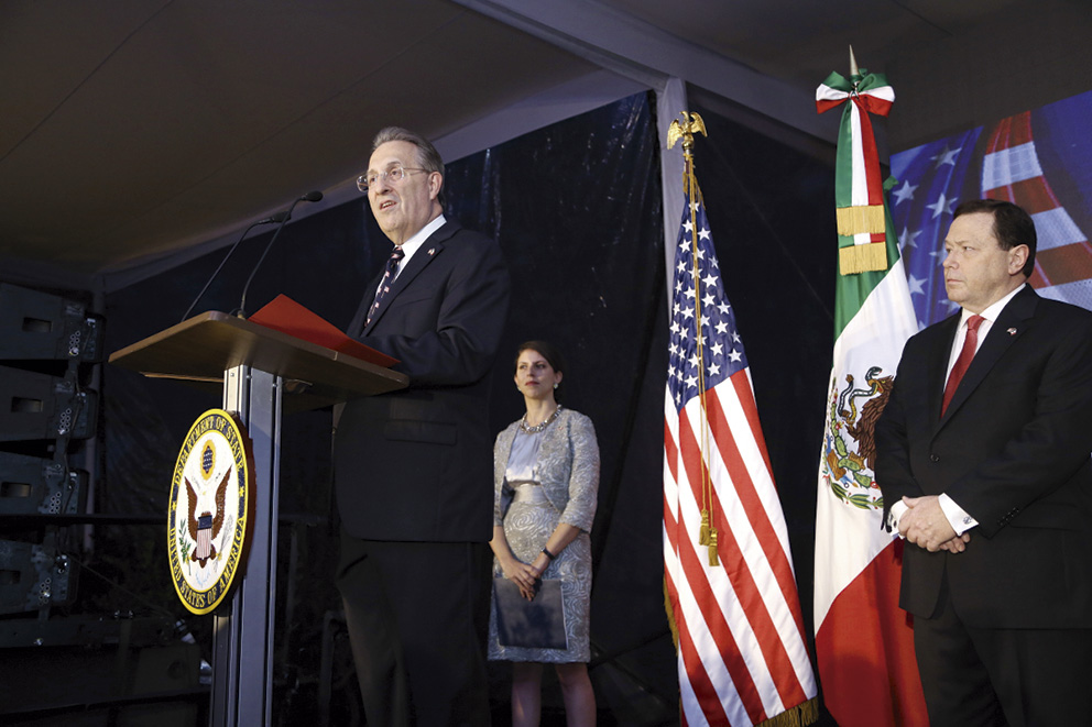 Photo of Con buen sabor de boca se despide de México el Embajador E. Anthony Wayne