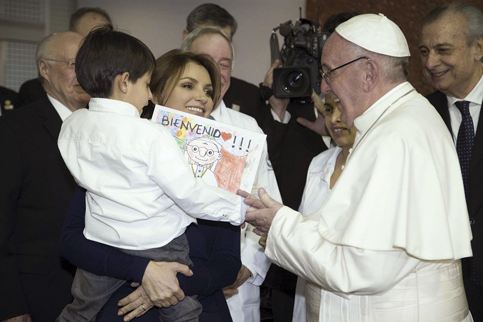 Photo of “Bendición a quienes curan también con la cariñoterapia”, el Papa Francisco