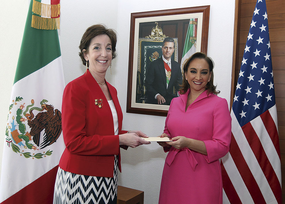 Photo of La Embajadora de Estados Unidos en México, Roberta Jacobson, presentó las copias de estilo de Cartas Credenciales ante la Canciller Claudia Ruiz Massieu