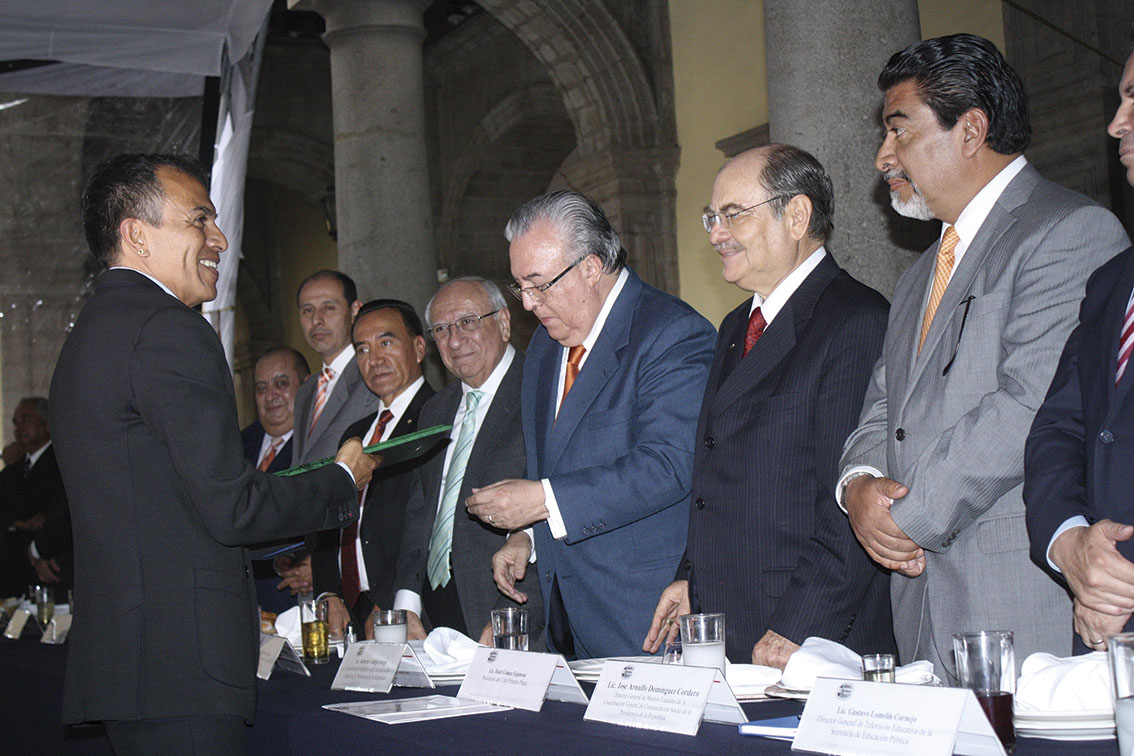 Photo of Ante el “Club Primera Plana”, el Lic. Roberto Calleja Ortega ratifica el respeto a la libertad de prensa del Presidente Enrique Peña Nieto