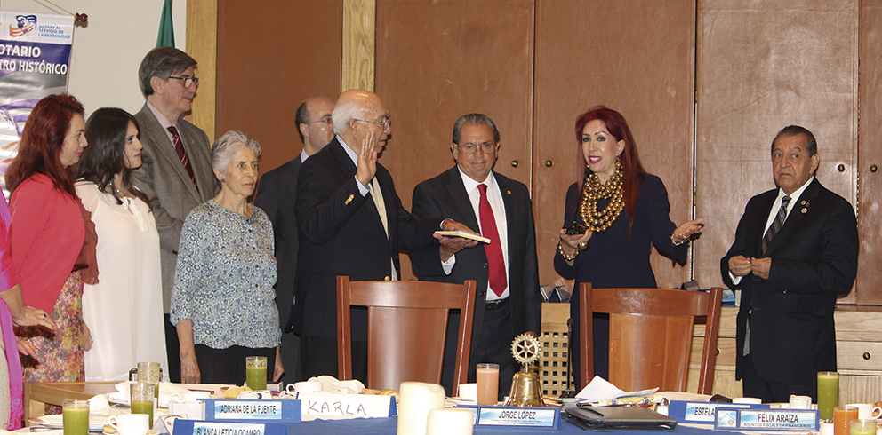 Photo of El Lic. Mauro Jiménez Lazcano recibió el “Botón de Rotario Honorario” del Club “Plateros Centro Histórico”