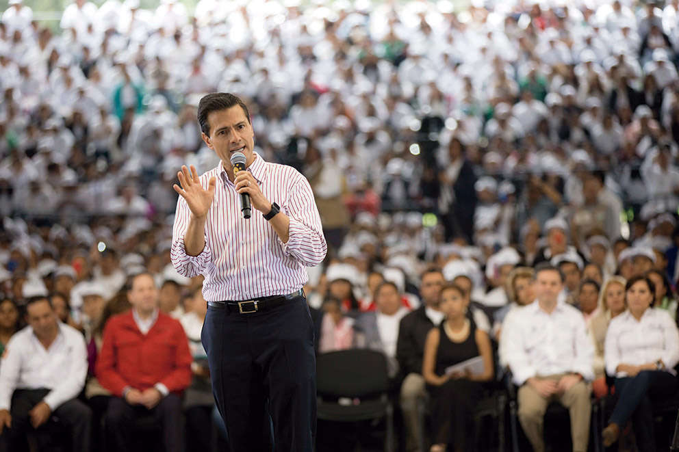 Photo of El Presidente Peña Nieto entregó el título millón y medio de este año del Programa Especial de Certificación del Instituto Nacional para la Educación de los Adultos