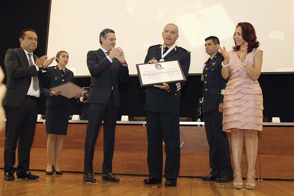 Photo of Reconoce la SEP al Secretario Salvador Cienfuegos, de la Defensa Nacional, por impulsar educación de calidad en planteles militares