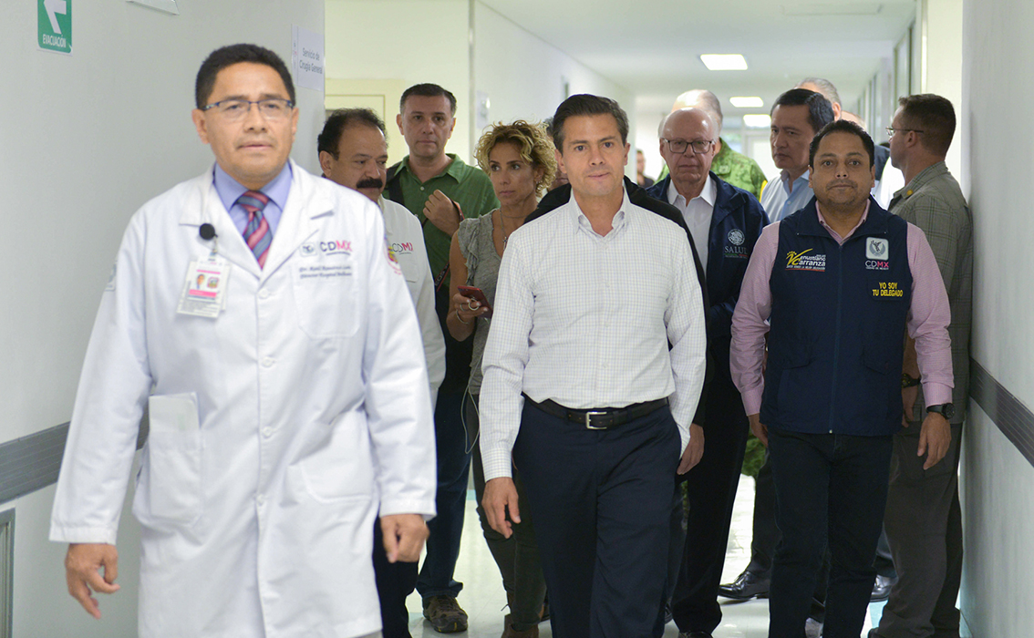 Photo of Visita el Presidente Enrique Peña Nieto a lesionados por el sismo de ayer internados en el Hospital General Balbuena