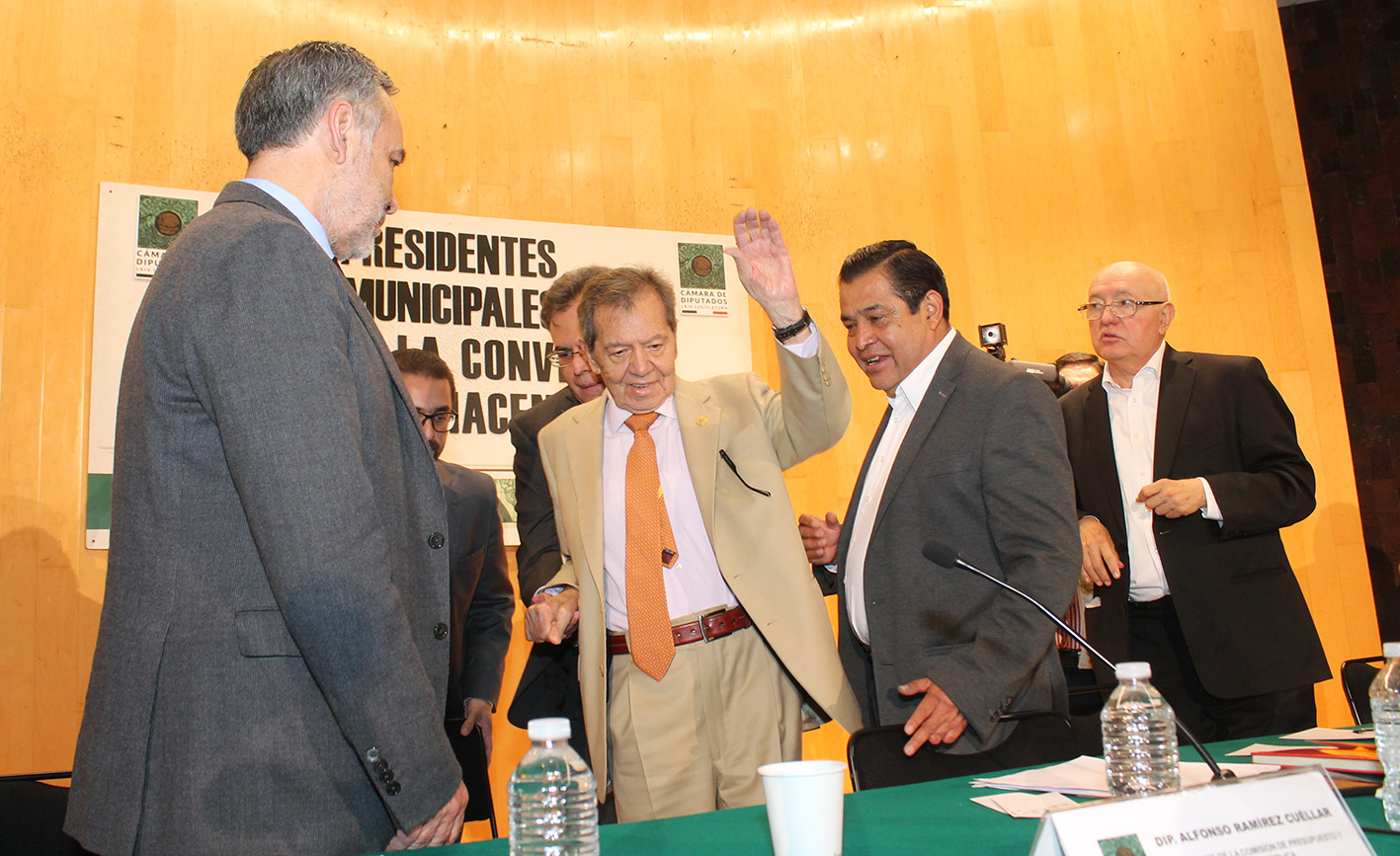 Photo of 2 mil Presidentes Municipales se reúnen con Porfirio Muñoz Ledo en la Cámara de Diputados