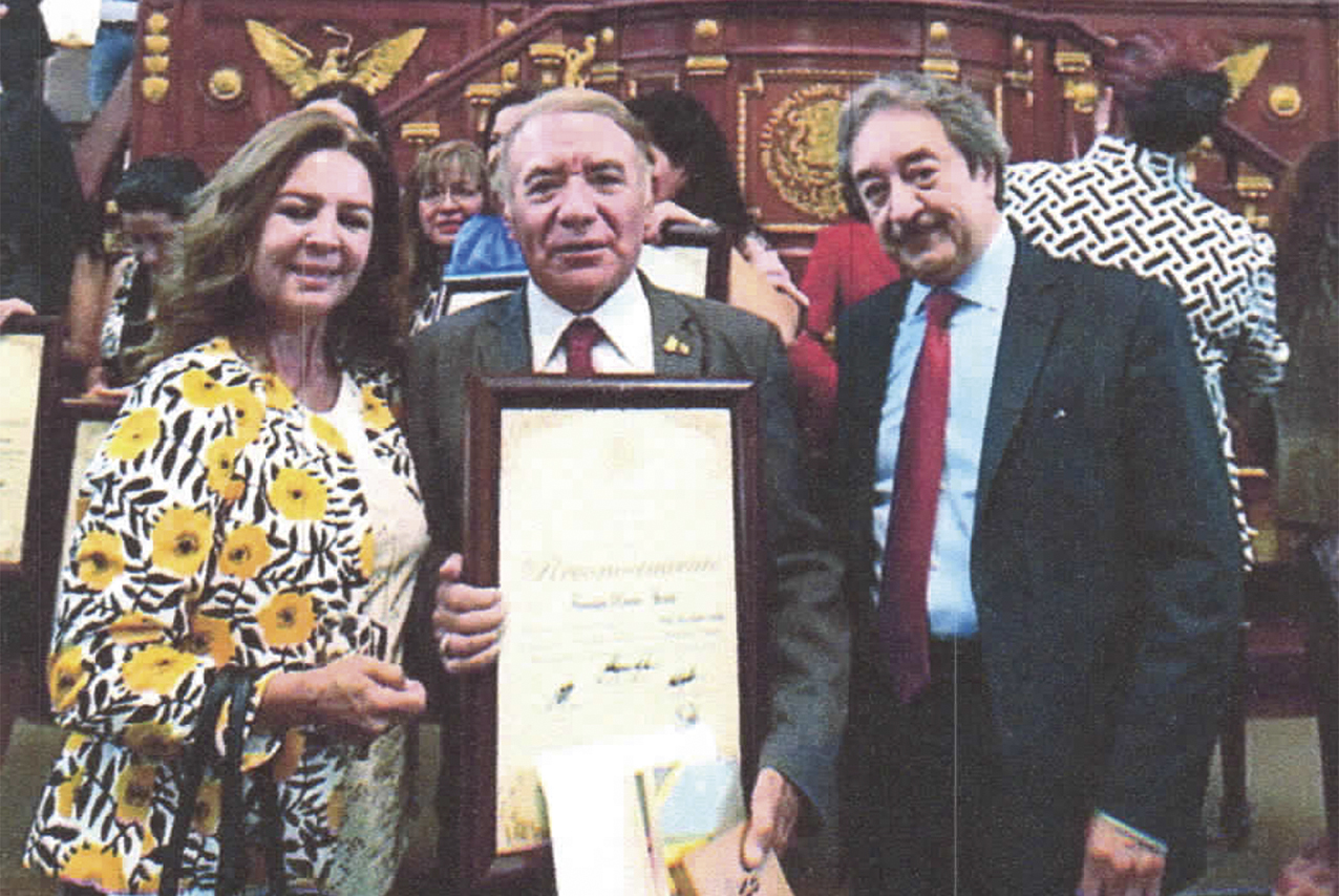 Photo of La Legislatura de la CDMX entregó Presea de Maestro de Postgrado a Francisco Rivera Alvelais