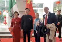 Photo of El Embajador Zhang Run comenta con Margarita Romero Luelmo y Mauro Jiménez Lazcano el establecimiento de relaciones China-México