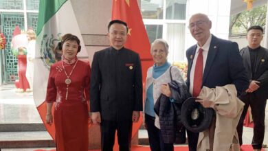 Photo of El Embajador Zhang Run comenta con Margarita Romero Luelmo y Mauro Jiménez Lazcano el establecimiento de relaciones China-México