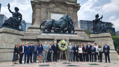 Photo of El Club Rotario de la Ciudad de México, encabezado por Peter Petersen, rinde homenaje a los Héroes de la Patria en el Monumento a la Independencia