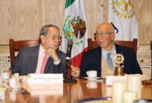 Photo of Servando González Muñoz fascina a los Rotarios al hablar de Cine y Relaciones Públicas