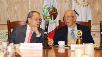 Photo of Servando González Muñoz fascina a los Rotarios al hablar de Cine y Relaciones Públicas